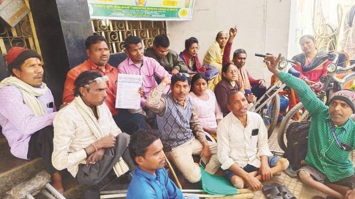 डीईओ और फर्जी दिव्यांग शिक्षक को बर्खास्त करने की मांग लेकर दिव्यांग संघ का प्रदर्शन