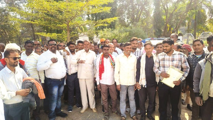 रेल्वे लाइन सर्वे के विरोध में उतरे ग्रामीण