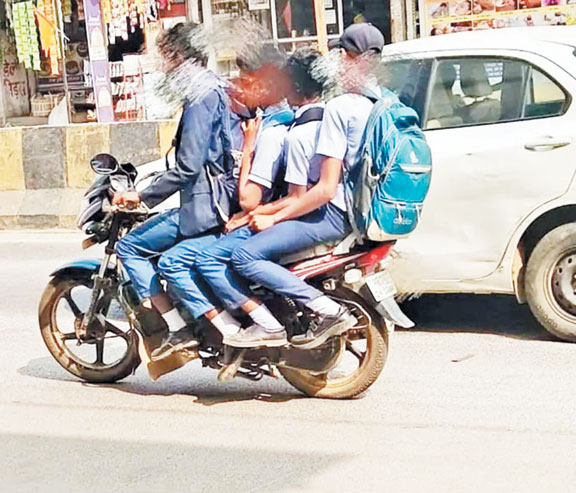 नाबालिग स्कूली बच्चे एक ही दोपहिया पर चार सवारी...