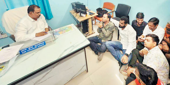 नपा की अव्यवस्थाओं को लेकर युकां व एनएसयूआई का धरना