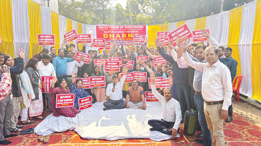  5डे वर्किंग को लेकर बैंक कर्मियों  का धरना, 4 दिन बंद भी