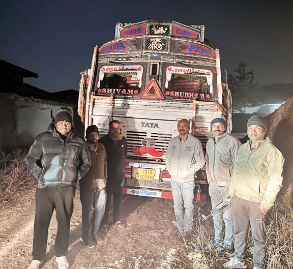 मध्य रात्रि सर्च अभियान में 25 किमी पीछा कर पकड़ा धान से लदा ट्रक