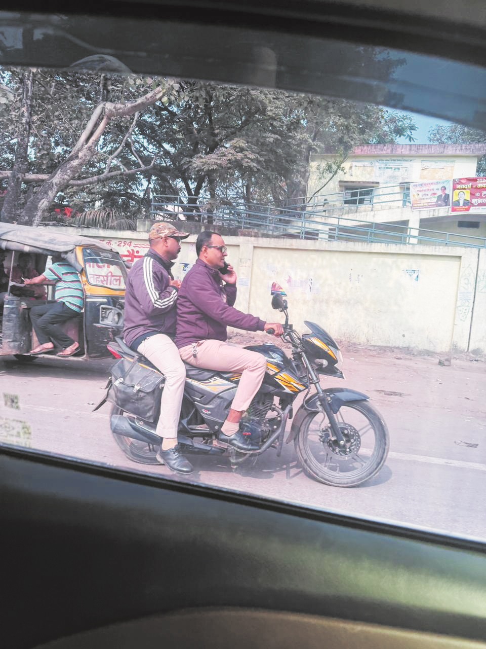 बिना हेलमेट दुपहिया चलाने वाले पुलिसकर्मियों का कटा चालान, एसएसपी ने दी हिदायत