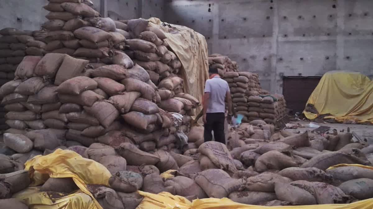 वेयरहाउस में बोरियों के नीचे दबने से दो बच्चों की मौत