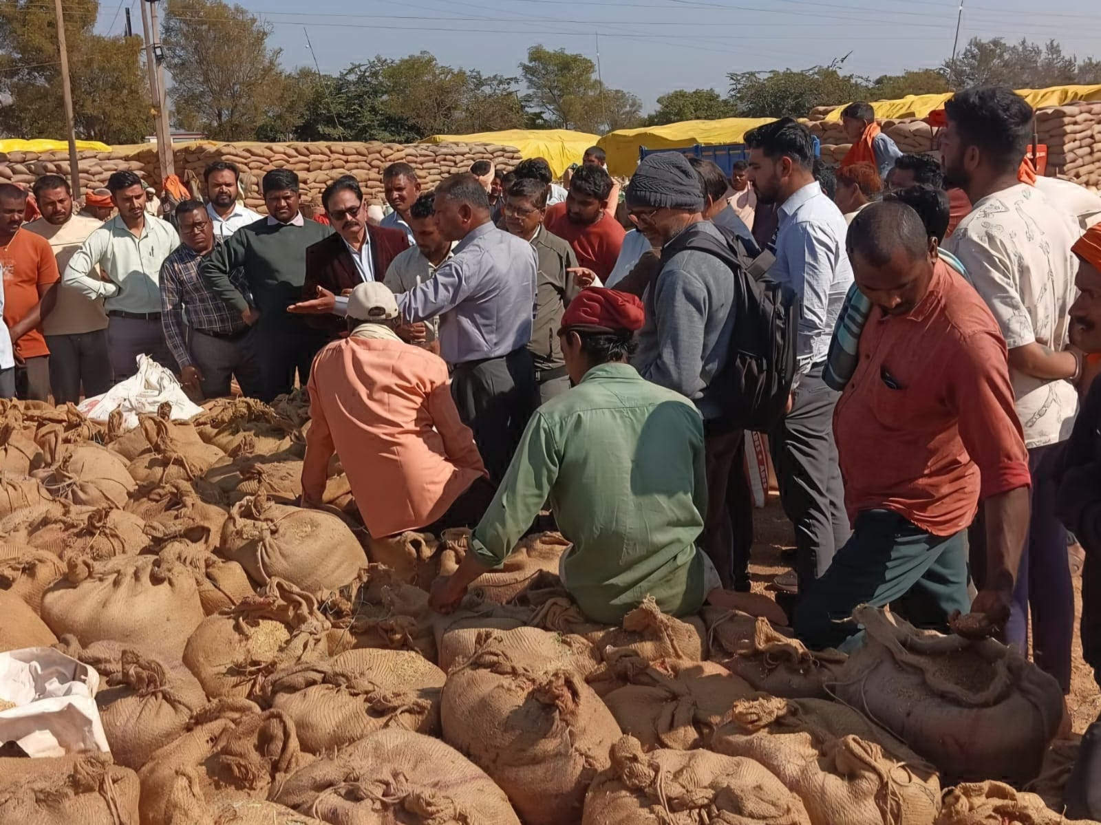 धान उपार्जन केंद्र गाड़ाडीह में गड़बड़ी, 10 हजार बोरे जब्त