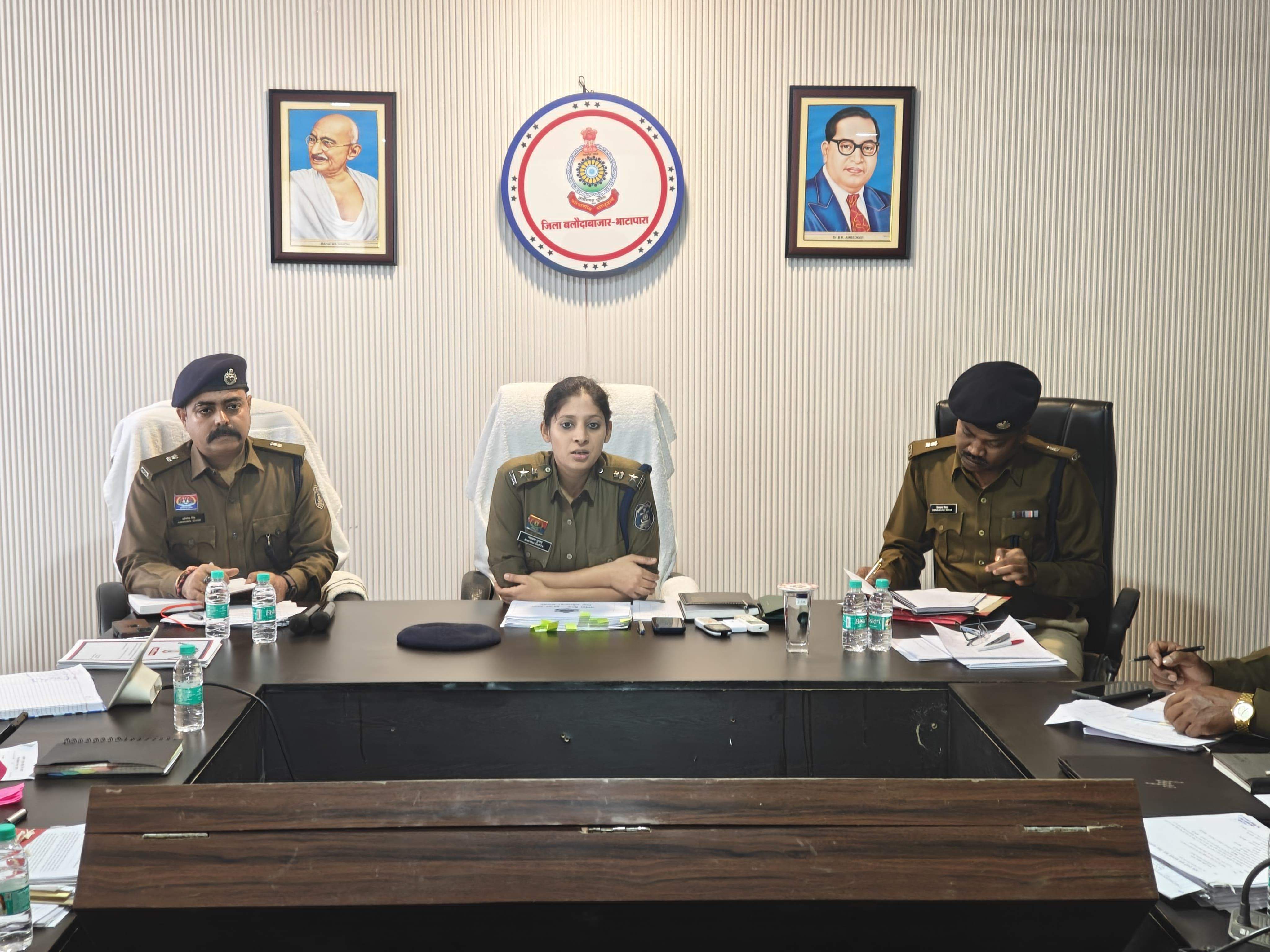 बलौदाबाजार पुलिस की वर्ष 2026 की पहली अपराध समीक्षा बैठक, लंबित प्रकरणों के शीघ्र निराकरण के निर्देश