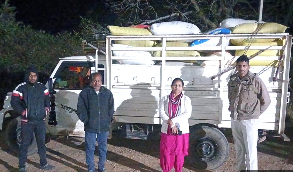 चार अलग-अलग मामलों में 876 कट्टा धान-वाहन जब्त