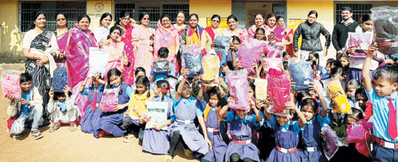 कान्य कुब्ज युवा संगिनी ने बच्चों को बांटे स्वेटर