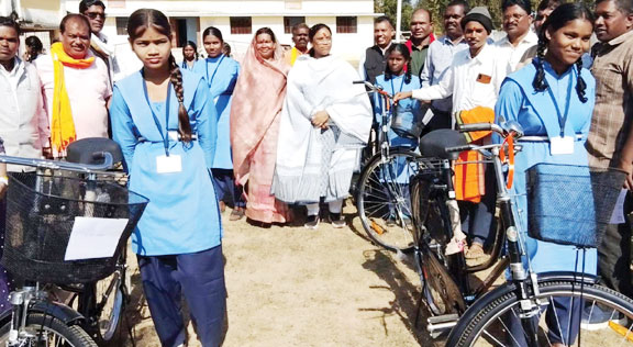 विधायक ने 31 छात्राओं को किया साइकिल वितरण
