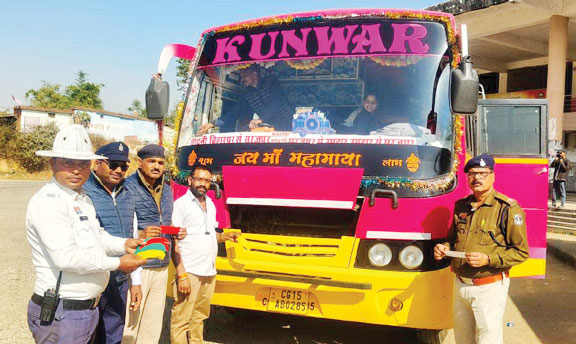 दुर्घटना रोकने बसों पर लगाई रेडियम पट्टी, यातायात पुलिस की पहल