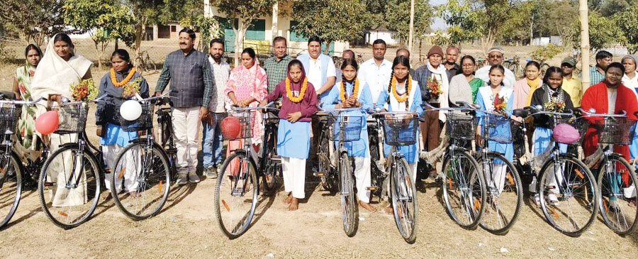हाई स्कूल रामनगर में छात्राओं को मिली साइकिल