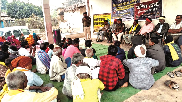 स्कूली बच्चों व ग्रामीणों को किया जागरूक