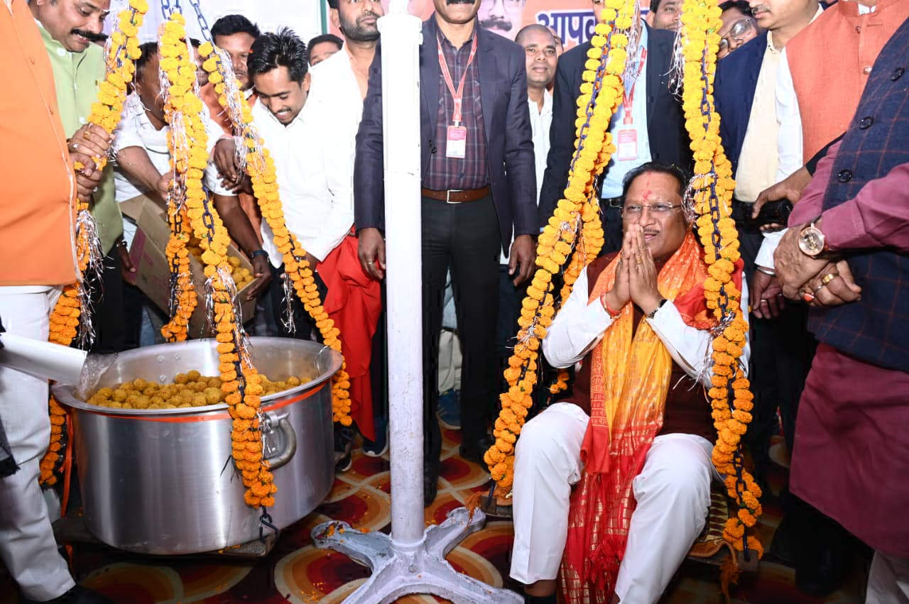 राजिम पहुंचे मुख्यमंत्री का लड्डूओ से तौलकर किया स्वागत