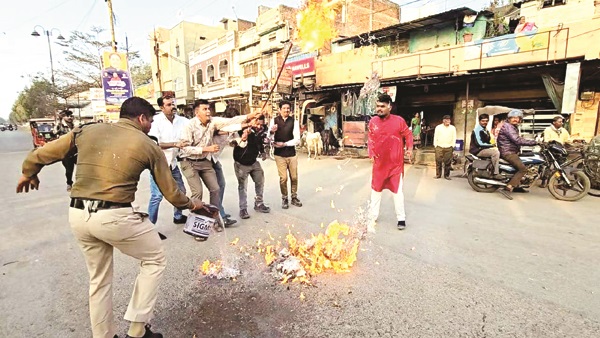 विवादित बयान के विरोध में फूंका पुतला
