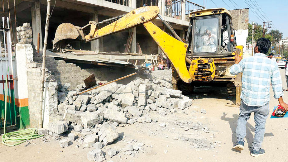 मोवा में लगभग 7 एकड़ में अवैध प्लाटिंग, बन गई थी रोड ,चली निगम की जेसीबी