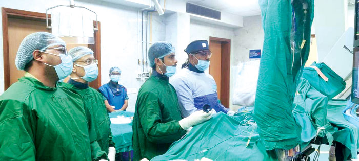 वाल्व प्रत्यारोपण के दौरान बंद हुईं हृदय की नसें, स्टेंट से चिमनी बनाकर बचाई जान