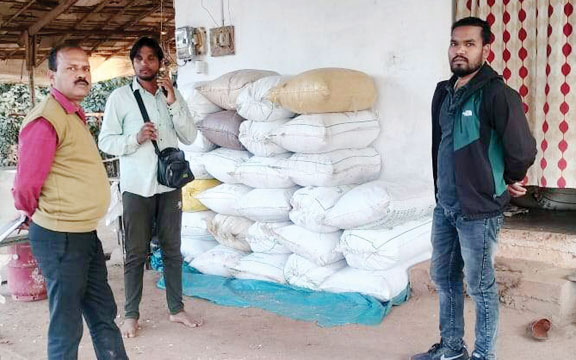 अवैध धान खरीदी, कारोबारी से 60 बोरी धान जब्त