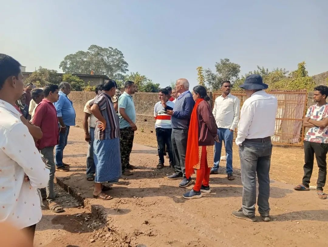 सडक़ निर्माण में अनियमितता  के खिलाफ सडक़ पर उतरे ग्रामीण