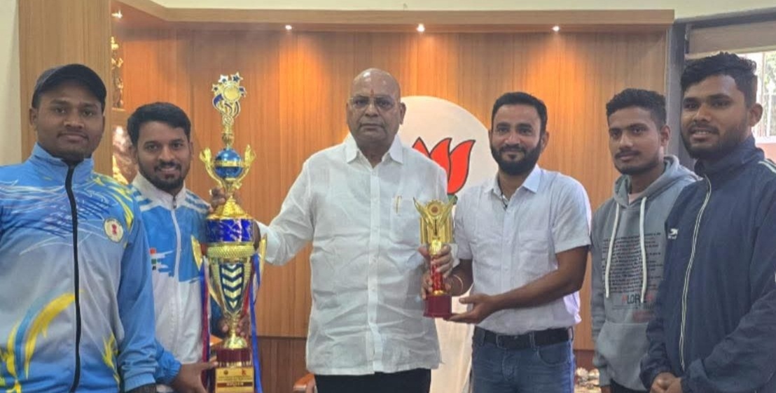 बॉल बैडमिंटन स्पर्धा नेपाल में स्वर्ण पदक विजेता नरेन्द्र का स्वागत