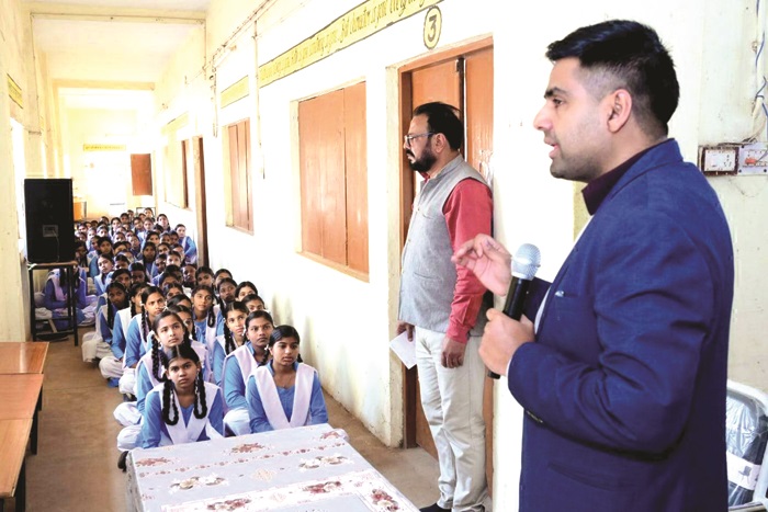 अद्र्धवार्षिक परीक्षा में कम परिणाम वाले बोरी और भेड़ीकला स्कूलों का कलेक्टर ने किया दौरा