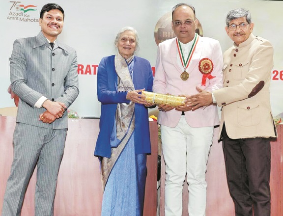 मेघगंगा ग्रुप के मनीष को भारत प्रतिभा सम्मान