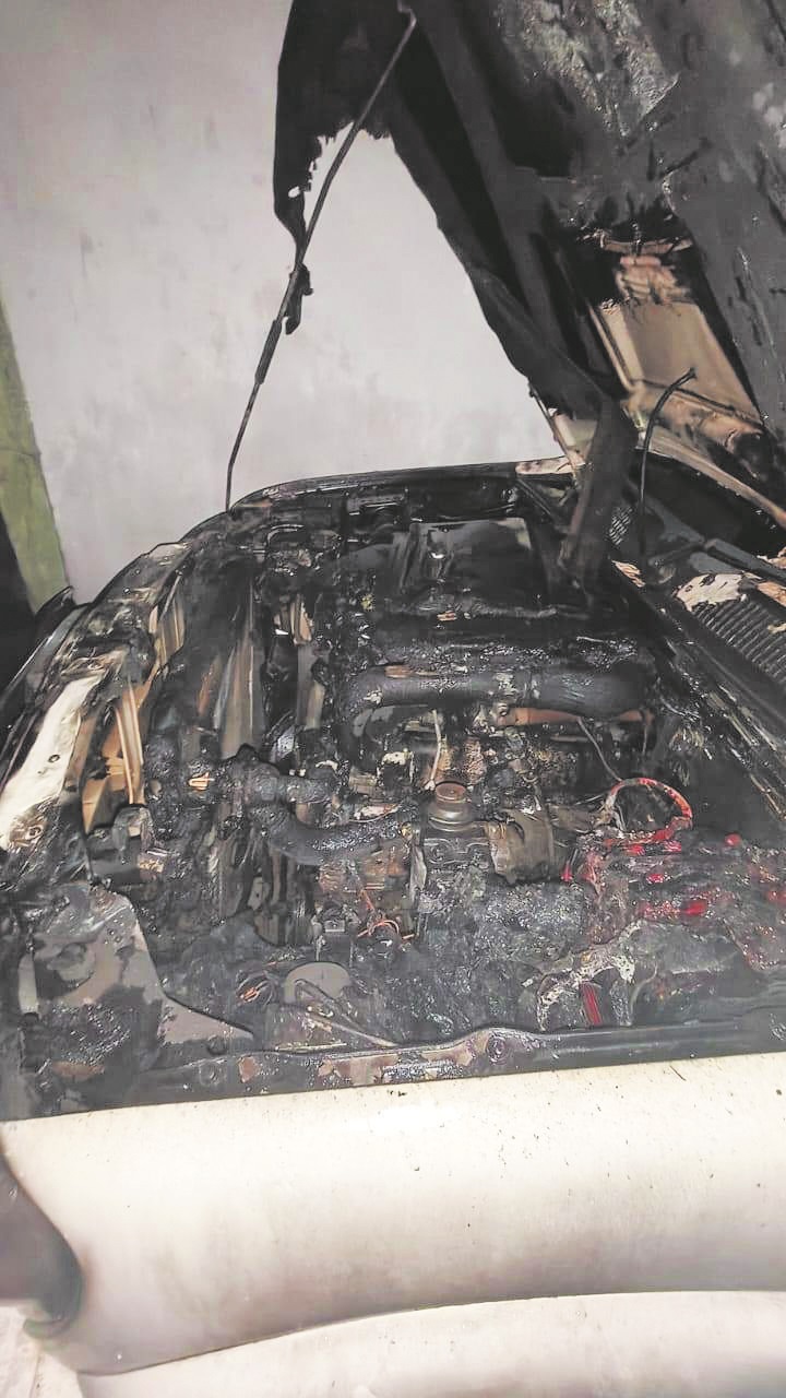 पुरानी रंजिश, कार में लगाई आग, आरोपियों पर एफआईआर  