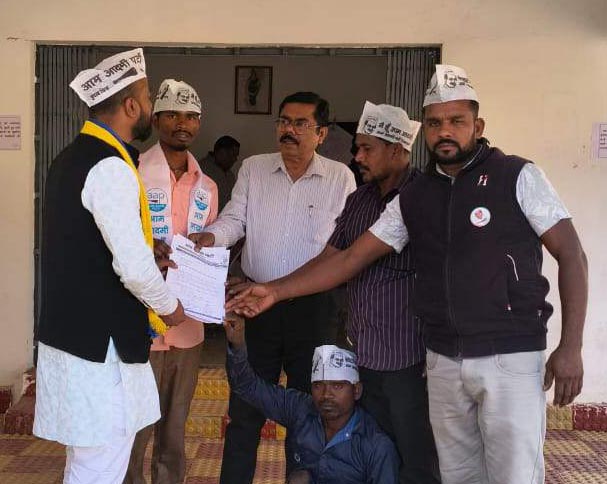 गांवों में जल संकट, आप ने एसडीएम को सौंपा ज्ञापन