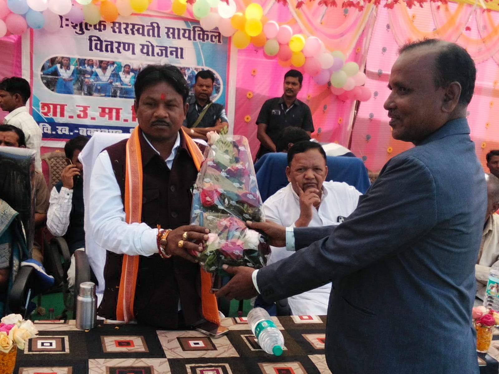 बस्तर सांसद ने छात्राओं  को दी साइकिल