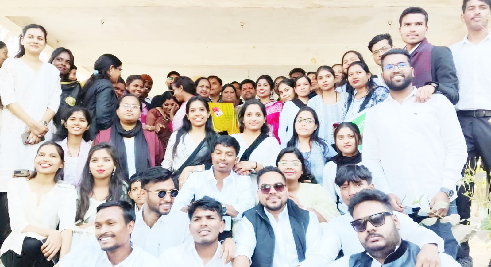 विद्यार्थियों ने ग्रामीणों को सफाई रखने और व्यसनों से दूर रहने किया आग्रह