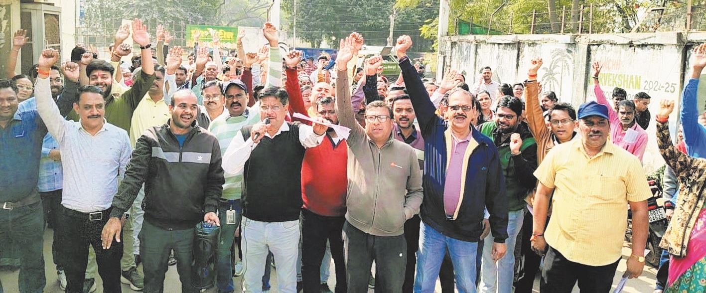 नियमितीकरण-पेंशन समेत 10 सूत्रीय मांगों को लेकर निगम कर्मचारियों की रैली