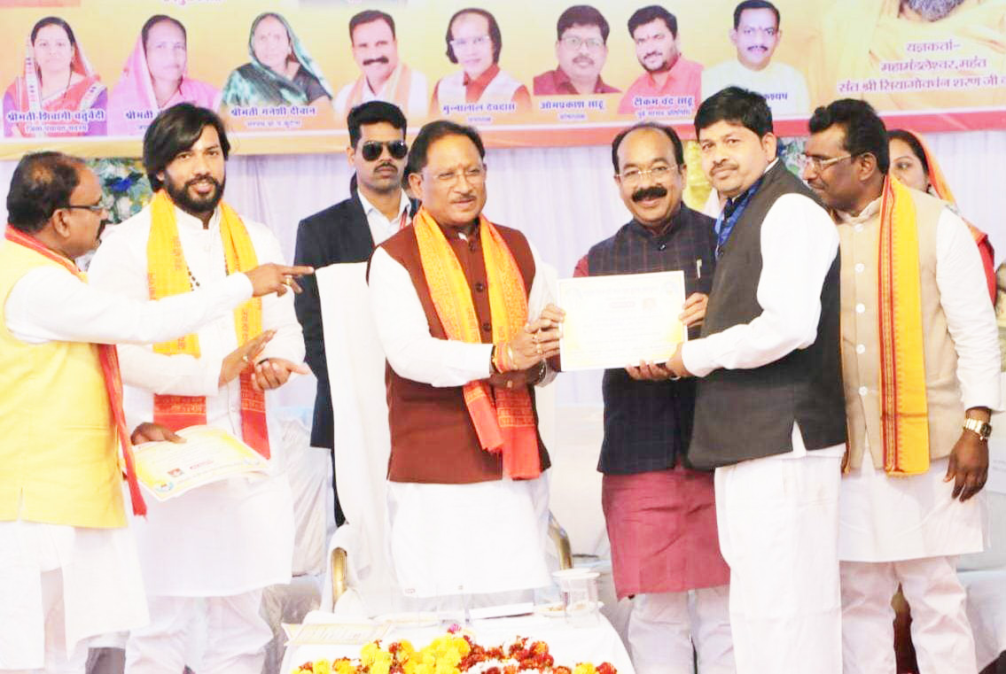 वैदराज ओमप्रकाश सीएम  के हाथों सम्मानित