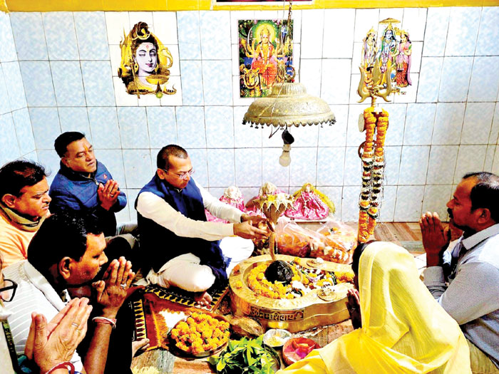 सोमनाथ स्वाभिमान पर्व मकेश्वर महादेव में हुई विशेष पूजा अर्चना