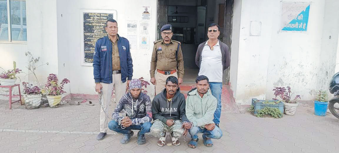 सूने मकानों में सेंधमारी, तीन गिरफ्तार, 5 लाख से अधिक के जेवर बरामद