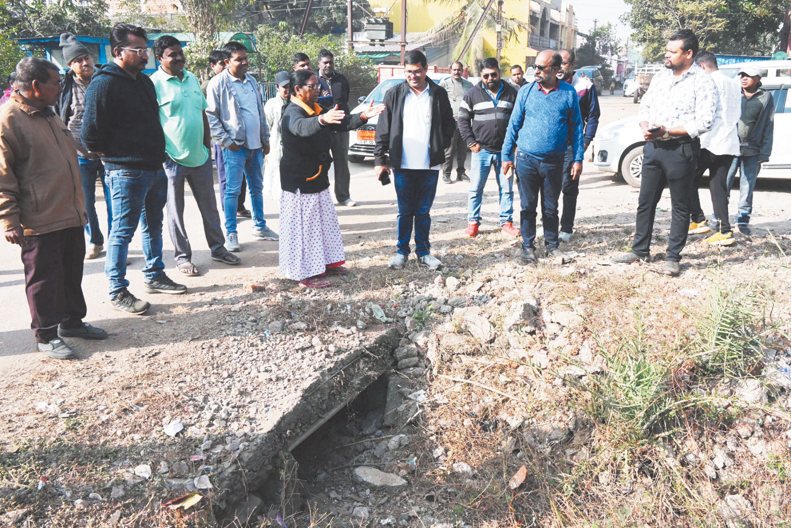 आयुक्त ने भ्रमण के दौरान नागरिकों की समस्या सुनी