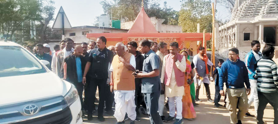 सोमनाथ स्वाभिमान वर्ष : शिव मंदिर में जलाभिषेक