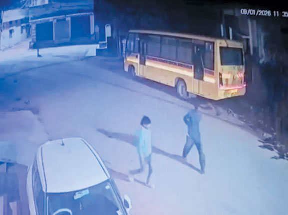 चाकू मारकर हत्या, युवती हिरासत में, दो आरोपी फरार