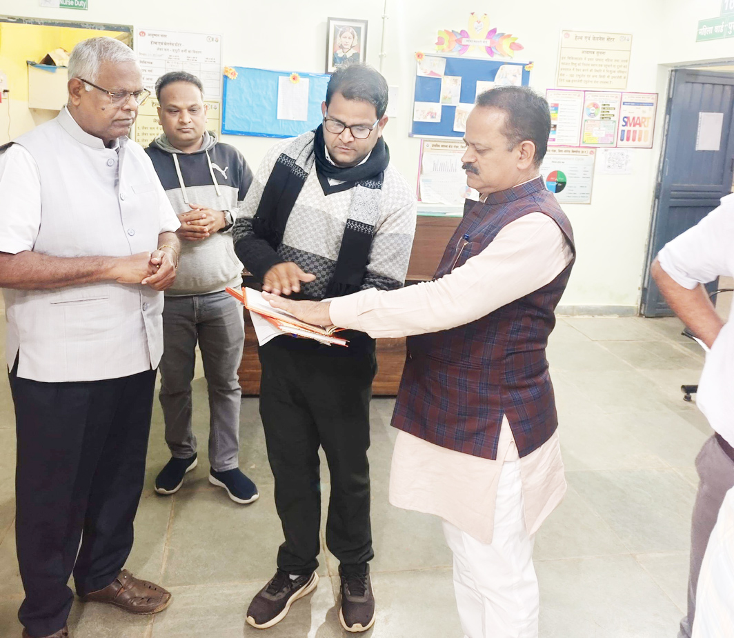 जिला पंचायत अध्यक्ष संजय पांडे द्वारा गोड़म चिकित्सालय का निरीक्षण