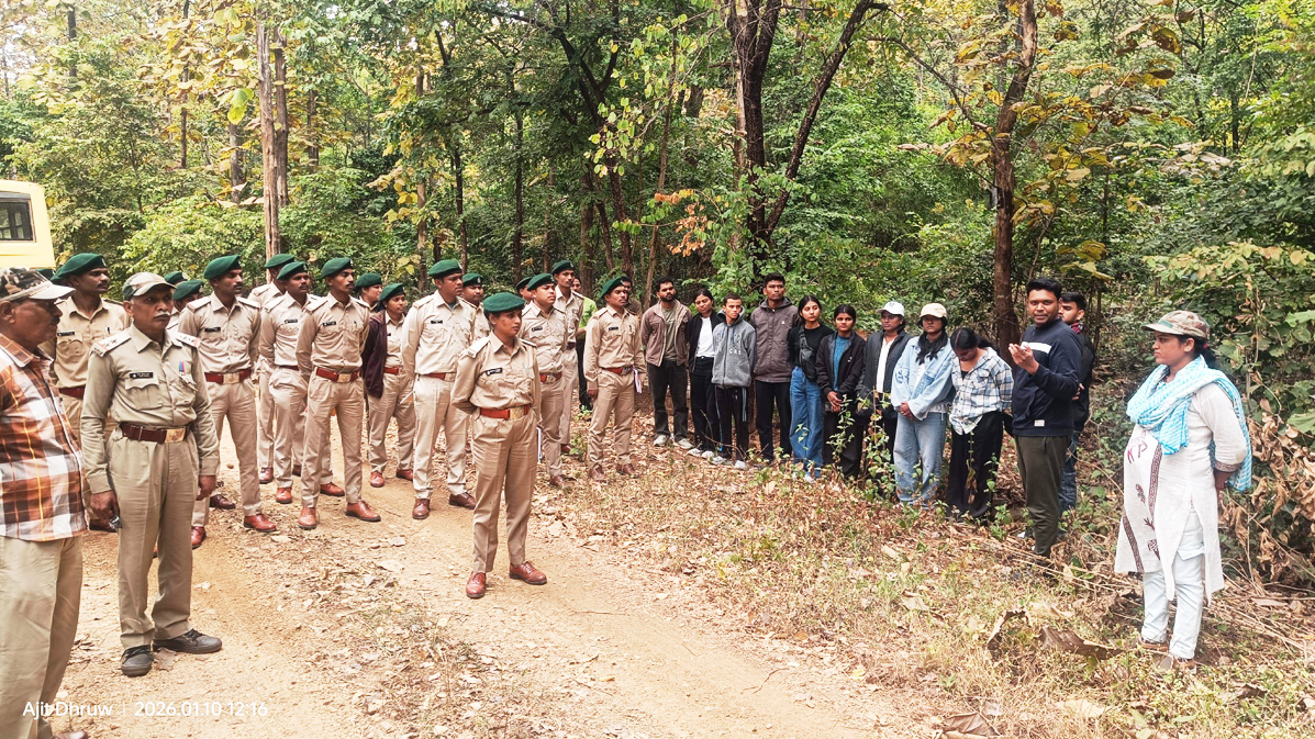 विशेष शैक्षिक भ्रमण: प्रशिक्षणार्थियों व विद्यार्थियों ने सीखे वन प्रबंधन  और जैविक खेती के तरीके