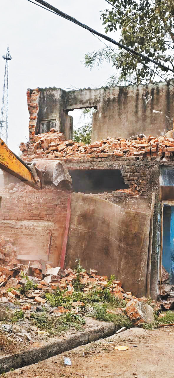 शासकीय भूमि पर बने मकान दुकान पर जेसीबी चला
