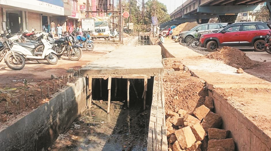 नाली निर्माण सहित रिटर्निंग वाल व पुलिया निर्माण जारी