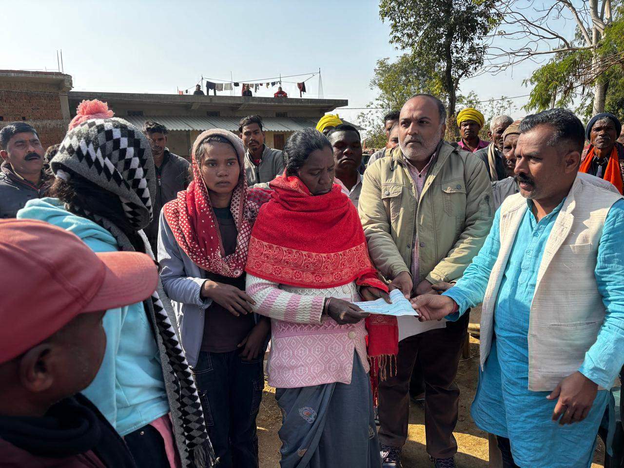 रेल लाइन दोहरीकरण हादसे में मृत कामगार के परिजनों को मिली सहायता राशि