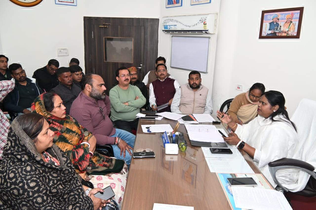 मेयर इन काउंसिल की बैठक में चौक-चौराहों की बदहाली पर महापौर नाराज, 26 जनवरी के पूर्व ठीक करने निर्देश