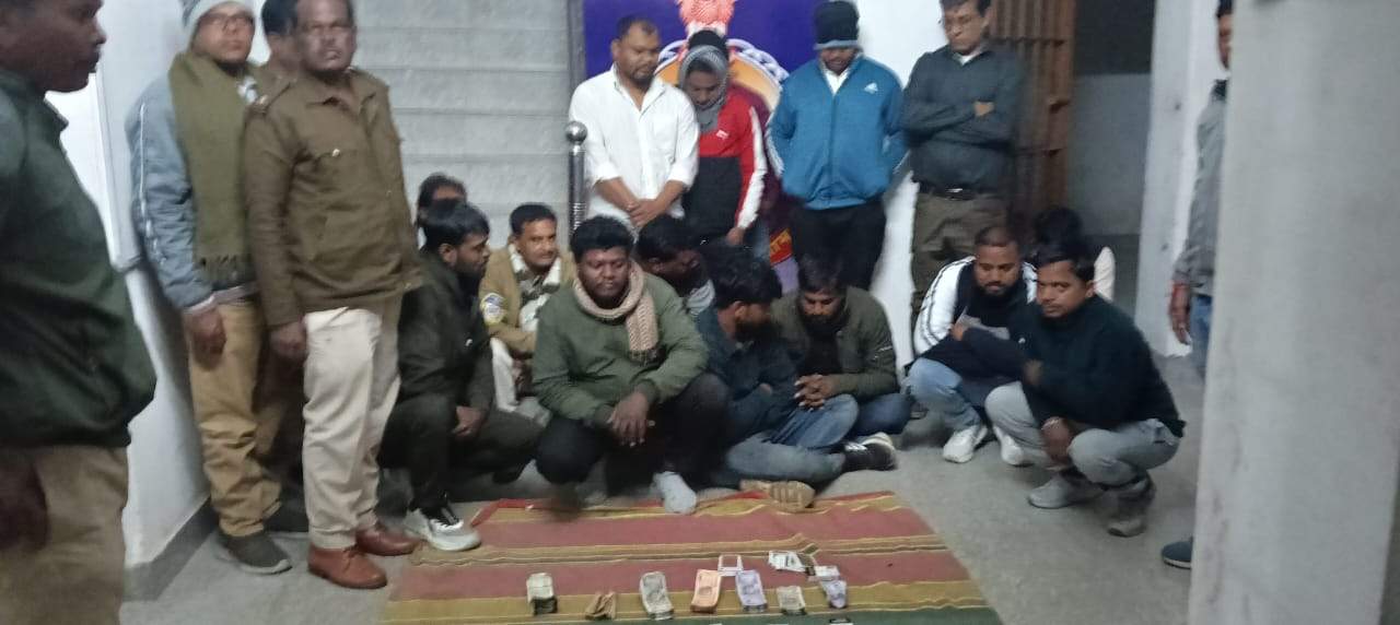 जुआ खेलते 17 आरोपी गिरफ्तार, डेढ़ लाख जब्त