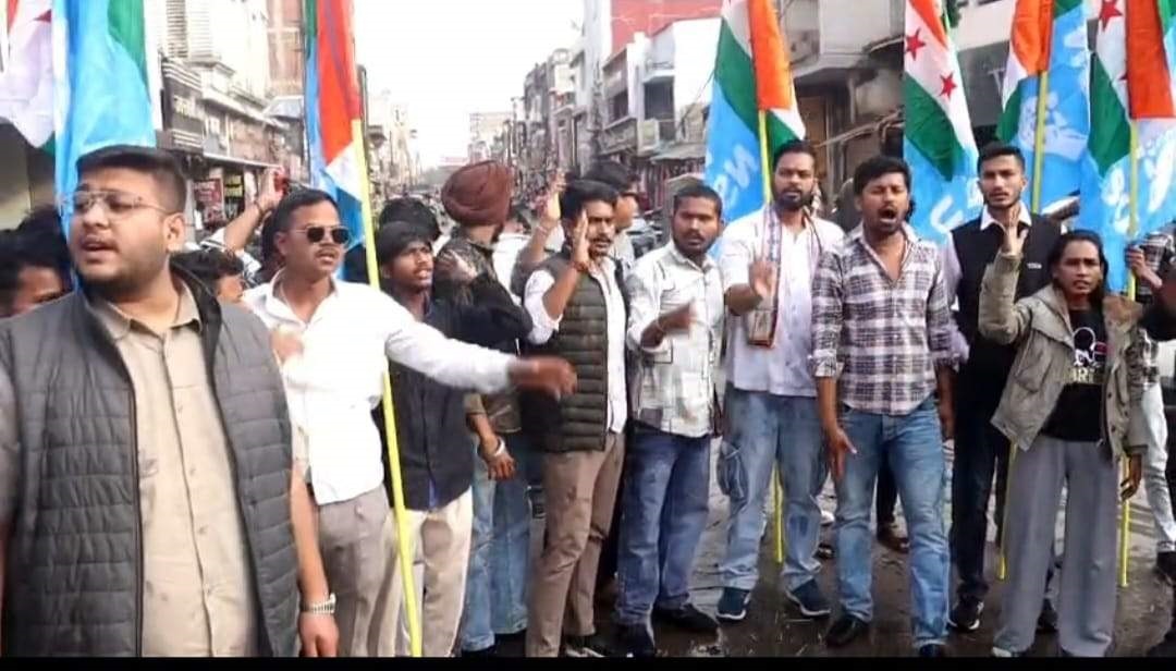 मनरेगा बचाओ संग्राम पर लाठीचार्ज- गिरफ्तारी का विरोध, एनएसयूआई ने  पुतला फूंका