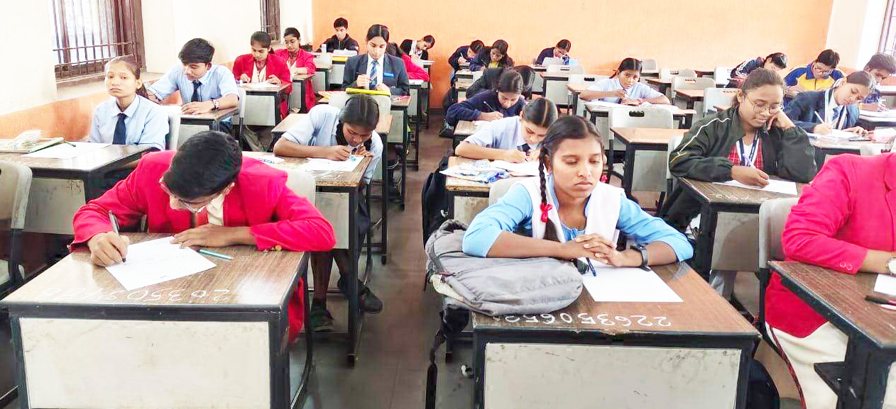 सडक़ सुरक्षा माह : बच्चों ने दिखाई रचनात्मक जागरूकता