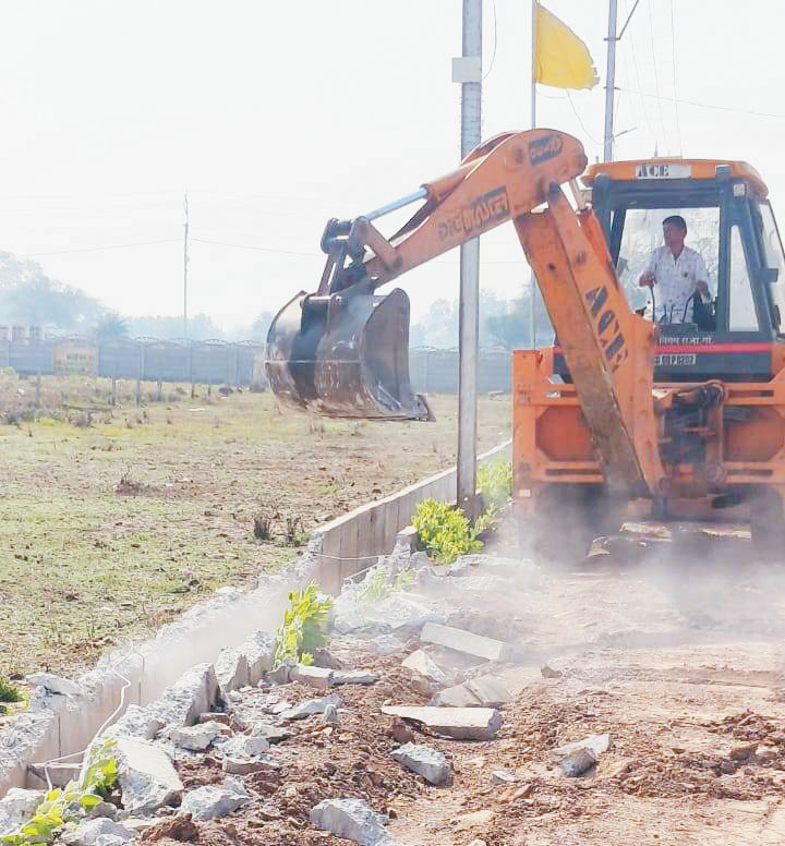 अवैध कॉलोनी पर जिला प्रशासन का बुलडोजर