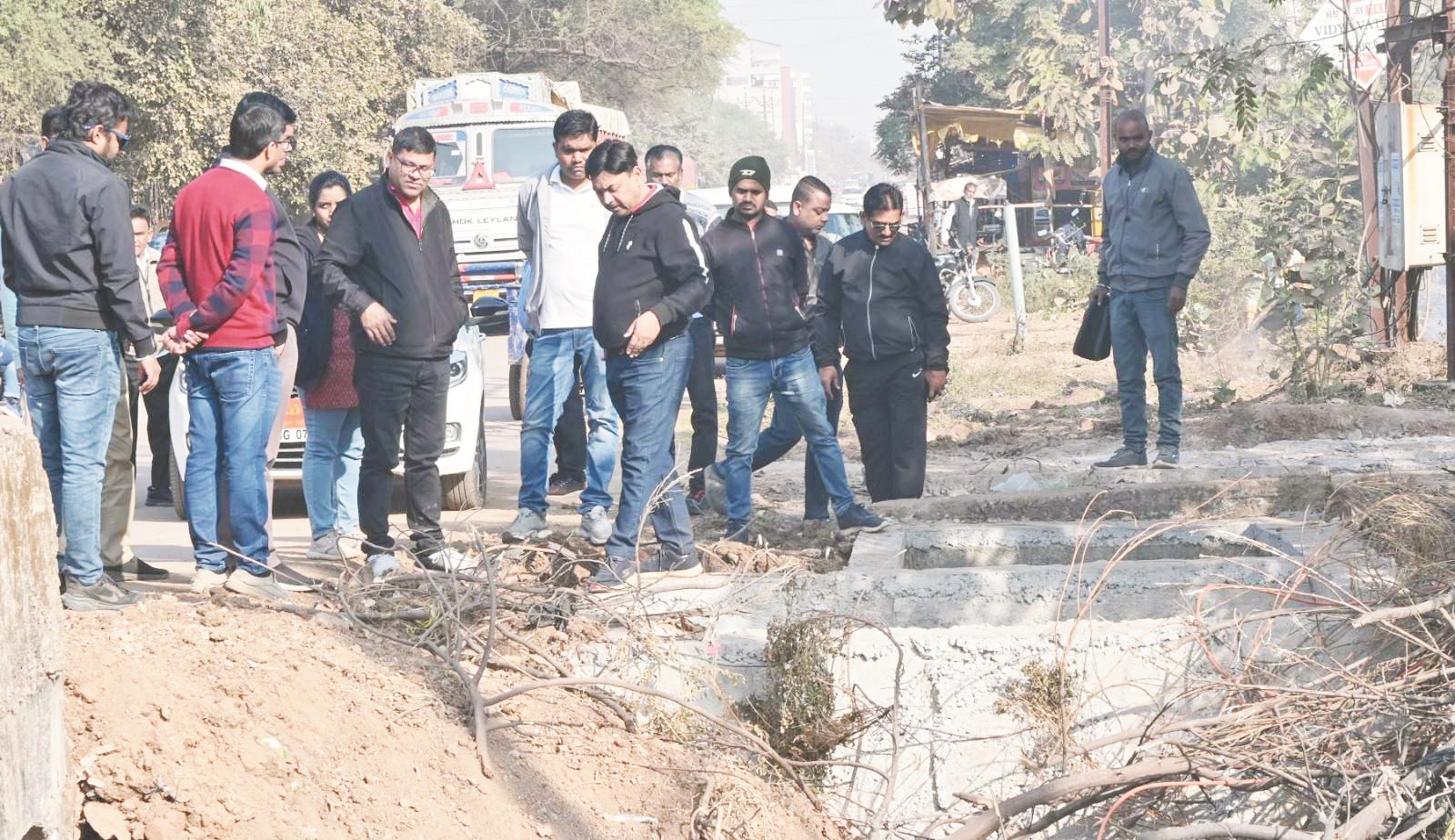 निगम आयुक्त ने निर्माणाधीन व प्रस्तावित कार्यों का किया निरीक्षण