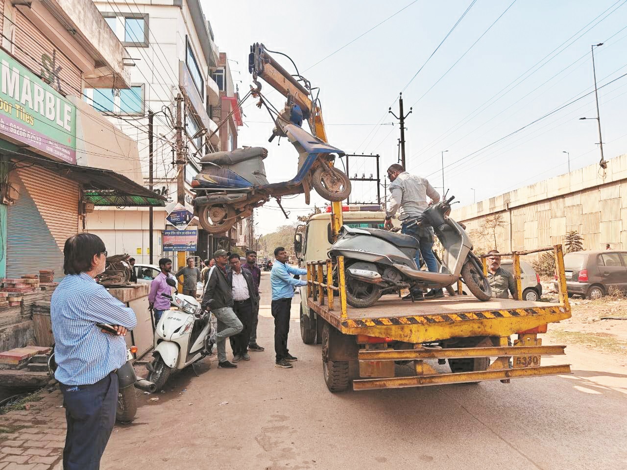 सर्विस रोड में अवैध खड़े वाहनों को हटाया