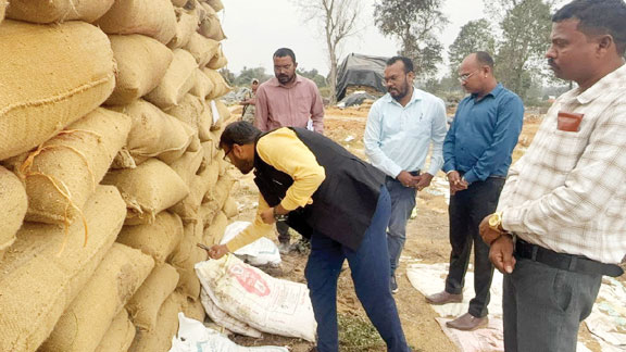 कलेक्टर ने नयापारा संग्रहण केंद्र का किया निरीक्षण
