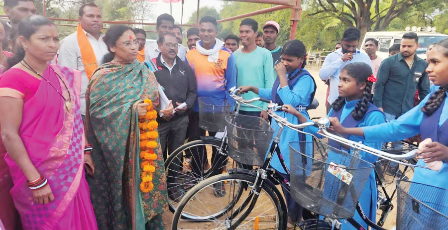 लाखों के कार्यों का भूमिपूजन व लोकार्पण, छात्राओं को साइकिल